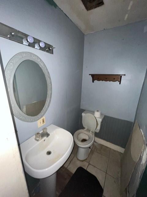 635 Rising Main Avenue Pittsburgh, PA 15212 - Photo 10 of 34 a bathroom with a sink and a mirror