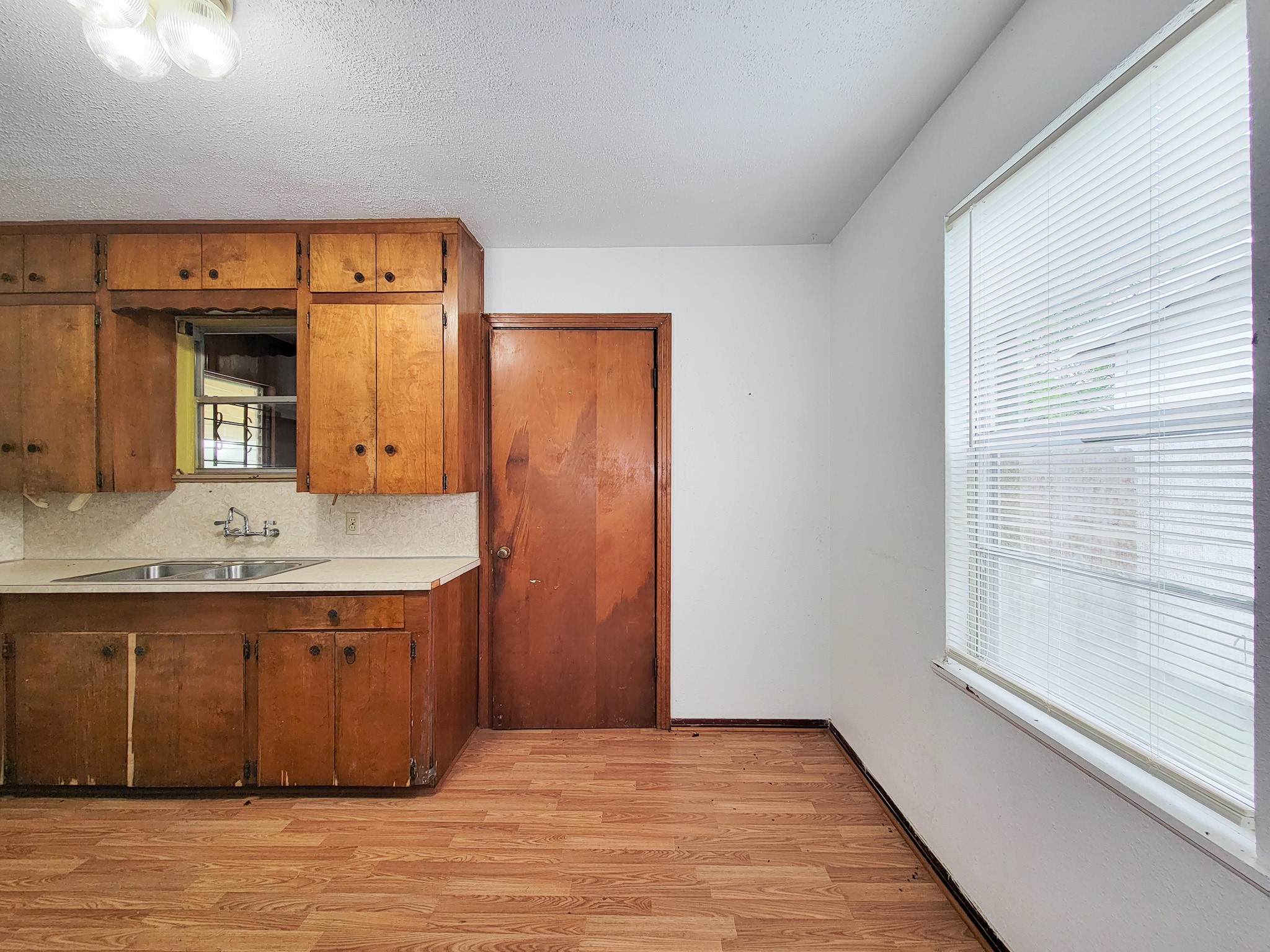 409 North Parrish Street Angleton, TX 77515 - Photo 12 of 27
