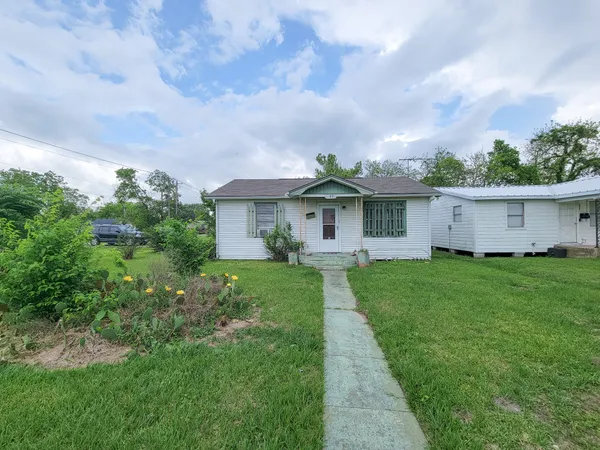 $920 | 409 North Parrish Street, Angleton, TX 77515