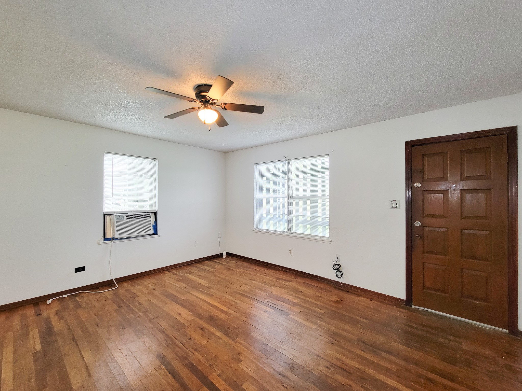 409 North Parrish Street Angleton, TX 77515 - Photo 4 of 27