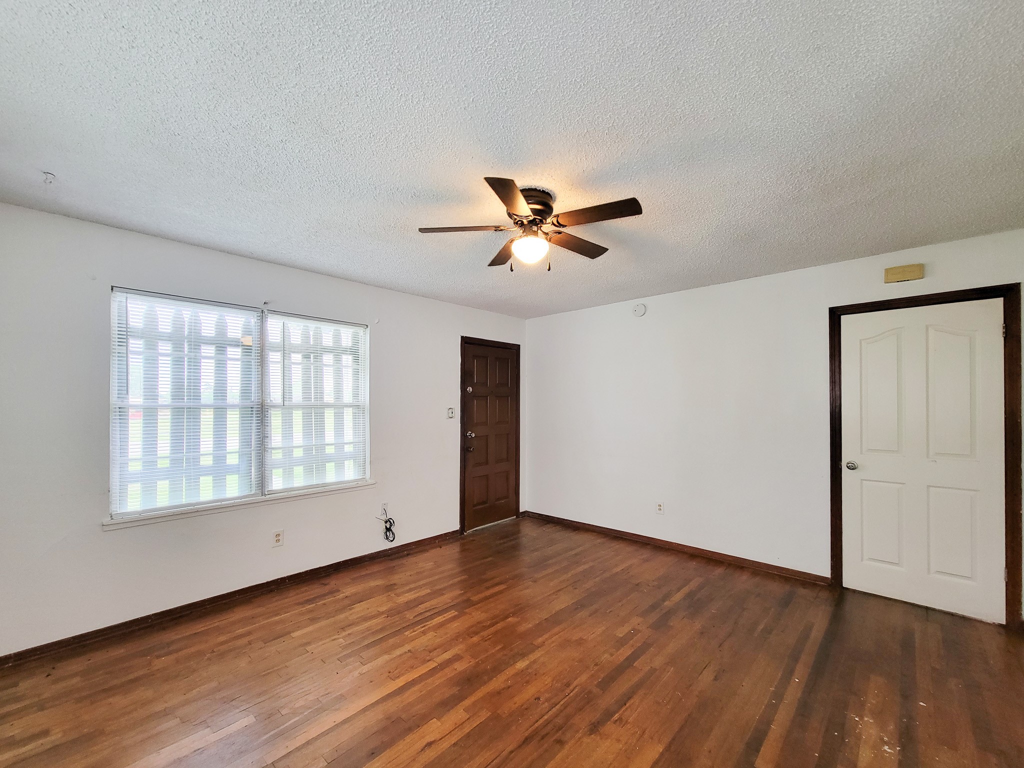 409 North Parrish Street Angleton, TX 77515 - Photo 5 of 27