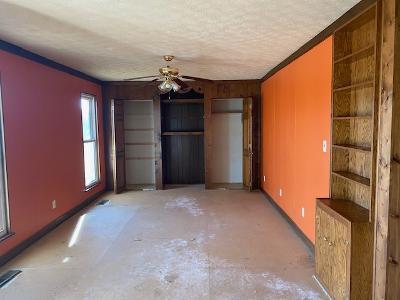 385 Peach Orchard Road Clinton, TN 37716 - Photo 5 of 8 Living room