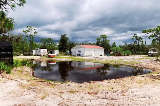a view of a water fountain in the backyard of a house