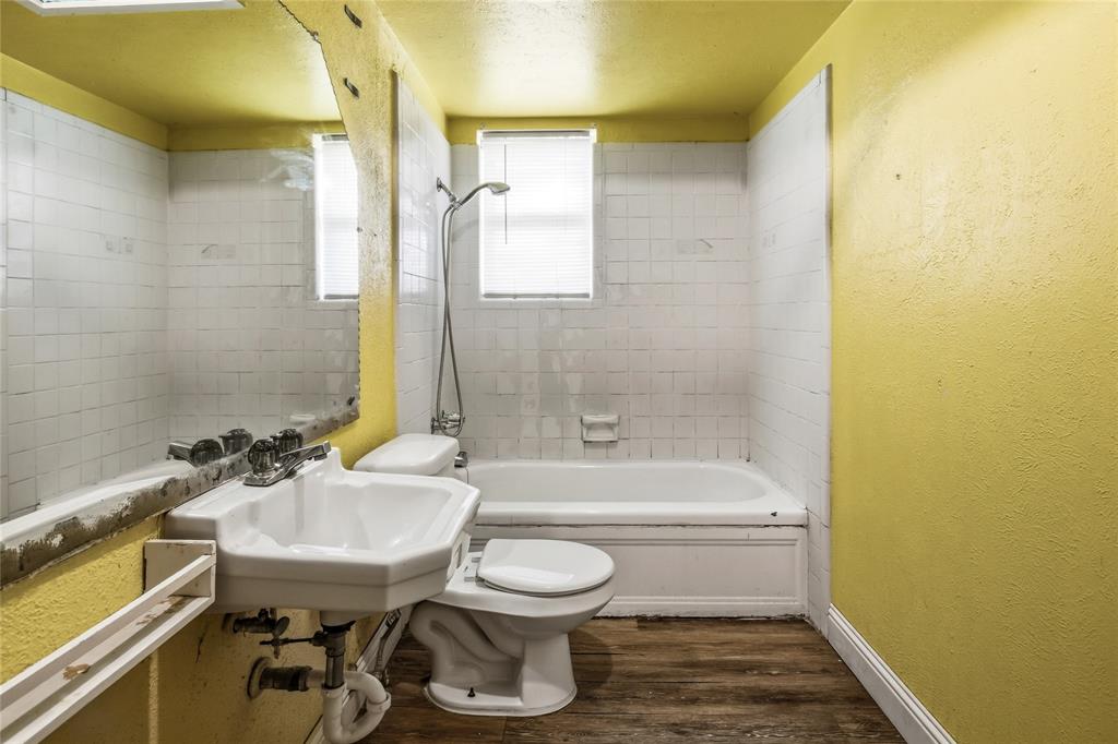 8712 Guadalupe Road Fort Worth, TX 76116 - Photo 15 of 25 a bathroom with a sink a toilet and bathtub