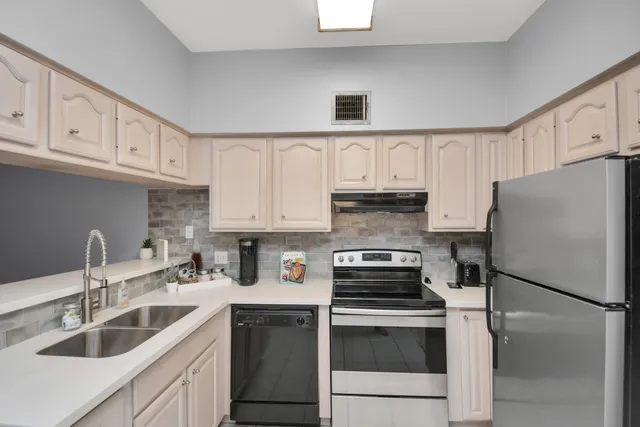 $144,900 | 2626 Holly Hall Street, Unit 1207, Houston, TX 77054