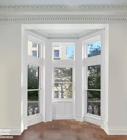 a view of a windows and an entryway