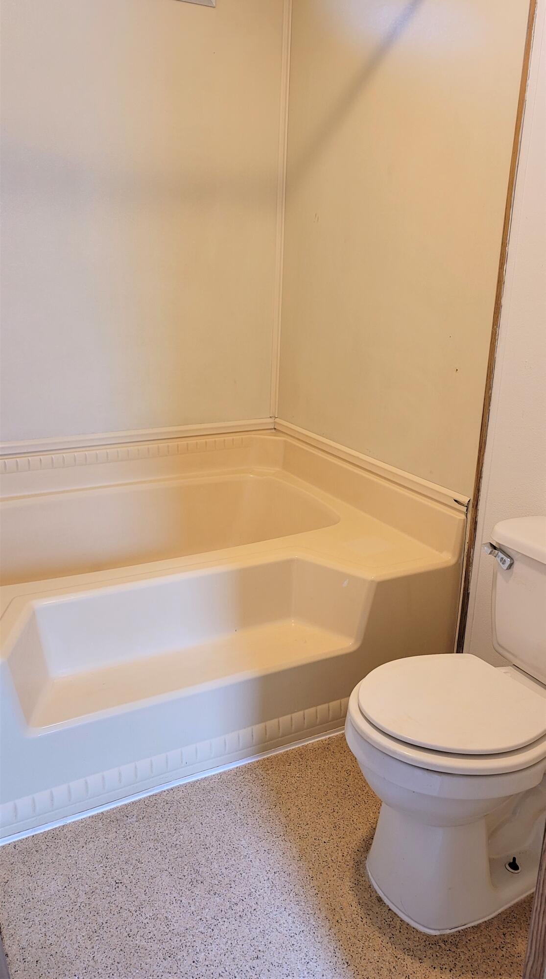 52731 Huntington Road, Unit 22 La Pine, OR 97739 - Photo 14 of 22 Primary bathroom toilet and tub