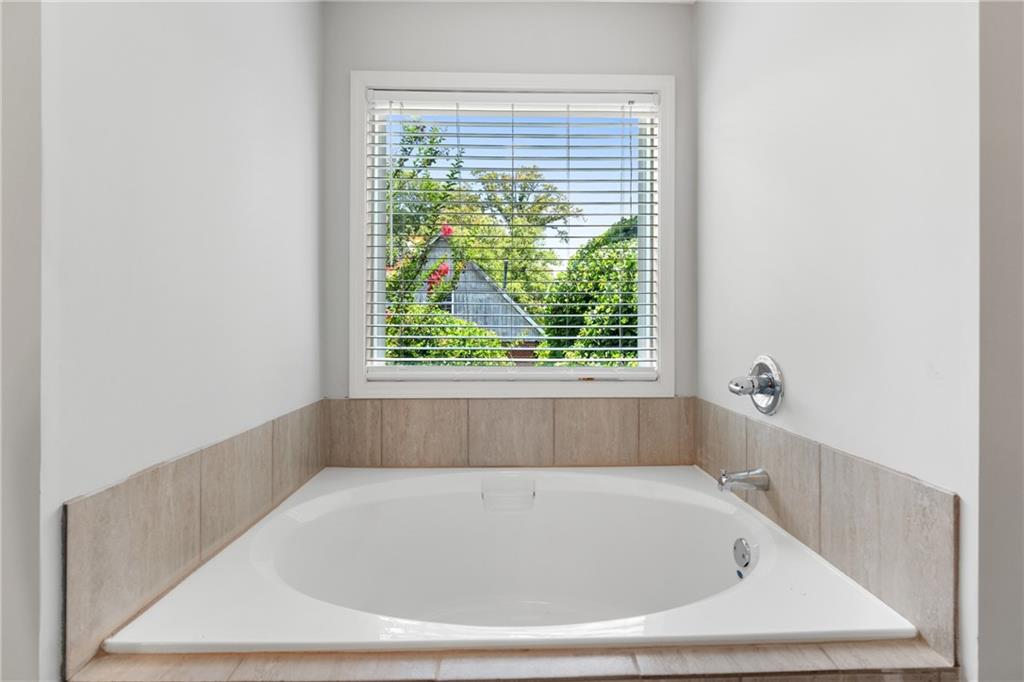 3159 Robinson Avenue Scottdale, GA 30079 - Photo 24 of 45 a bathroom with a bathtub