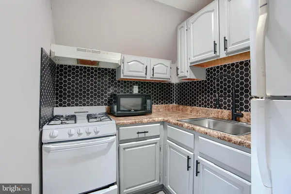 $1,200 | 3807 Fleetwood Avenue, Unit 3, Baltimore, MD 21206