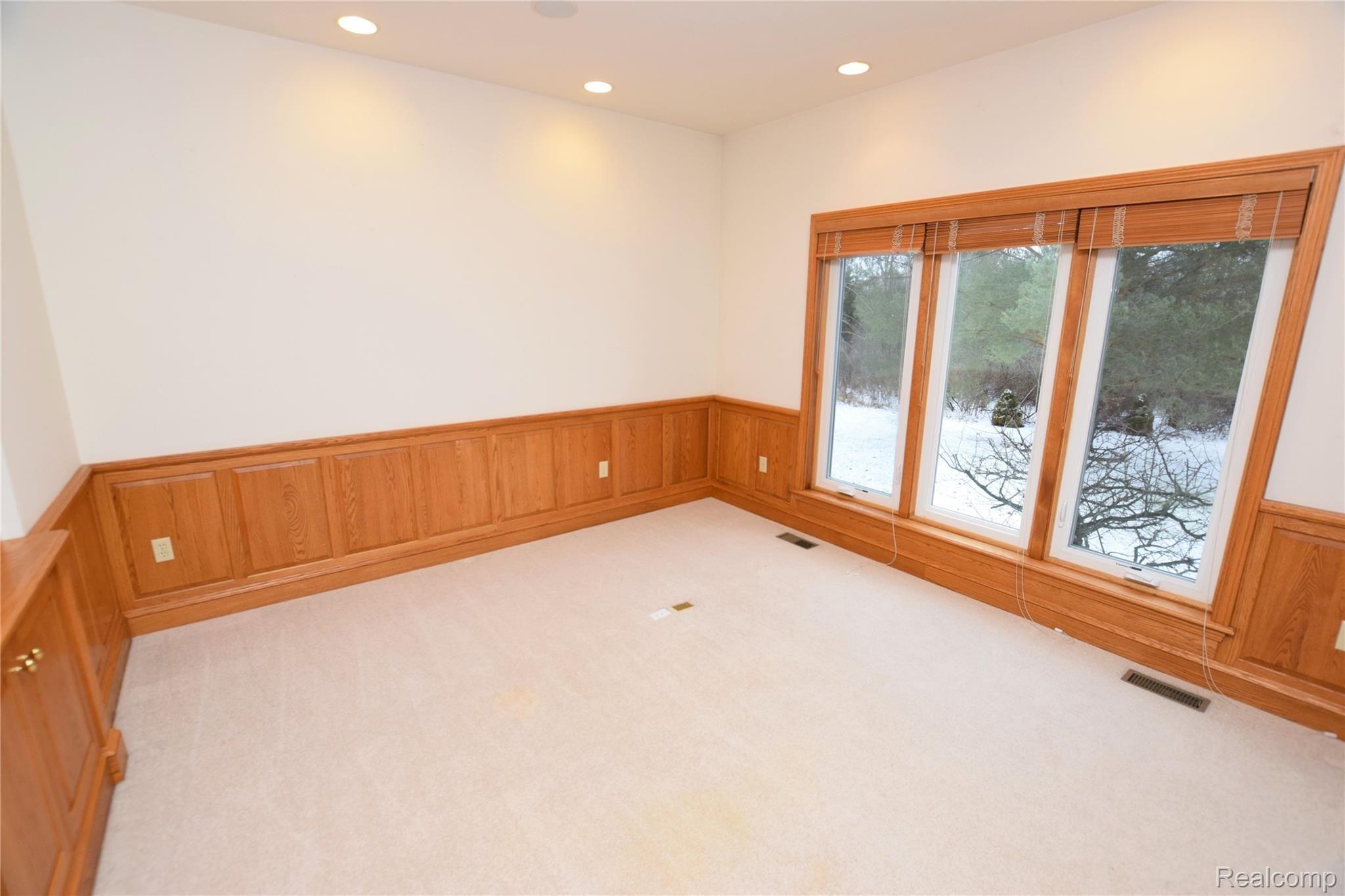 1225 North Morrish Road Flint, MI 48532 - Photo 10 of 27 Office - Entry Level.JPG
