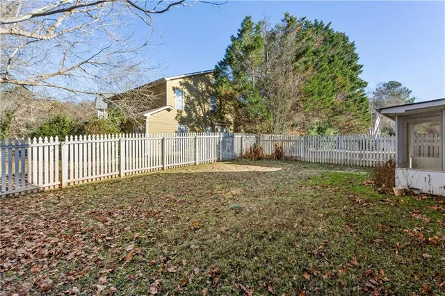 a view of a backyard