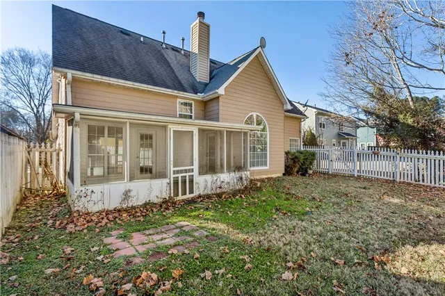 a view of a house with a yard