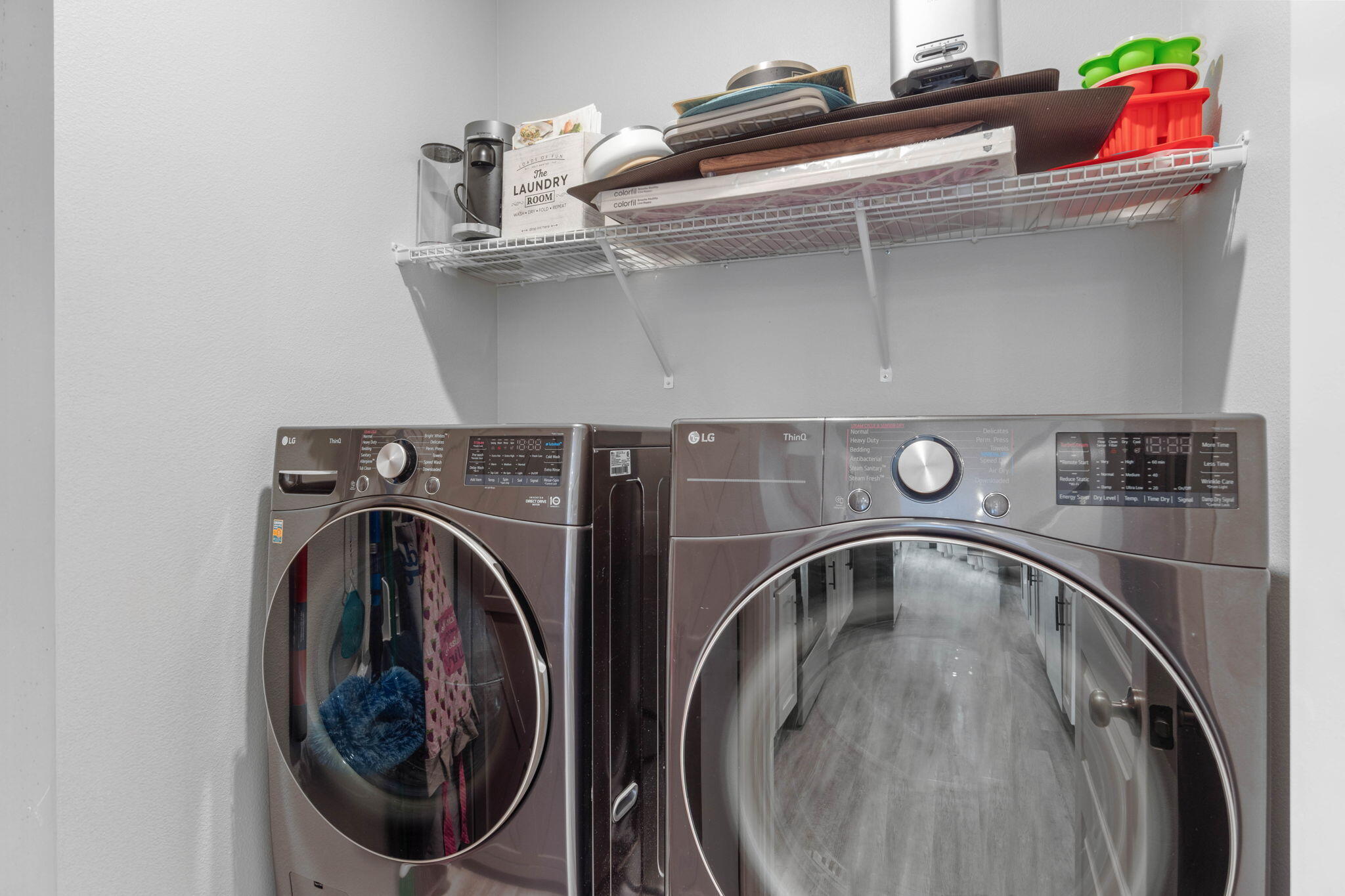 38 Silverthorn Street Freeport, FL 32439 - Photo 31 of 42 a utility room with a sink and a washer dryer