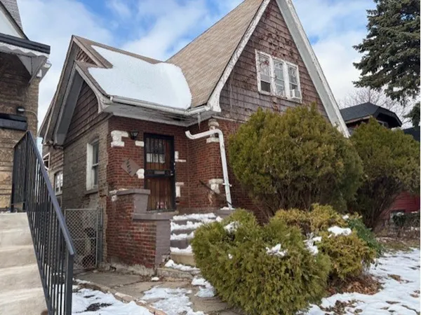 a view of a house with a tree