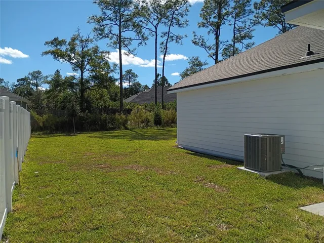 a view of a backyard