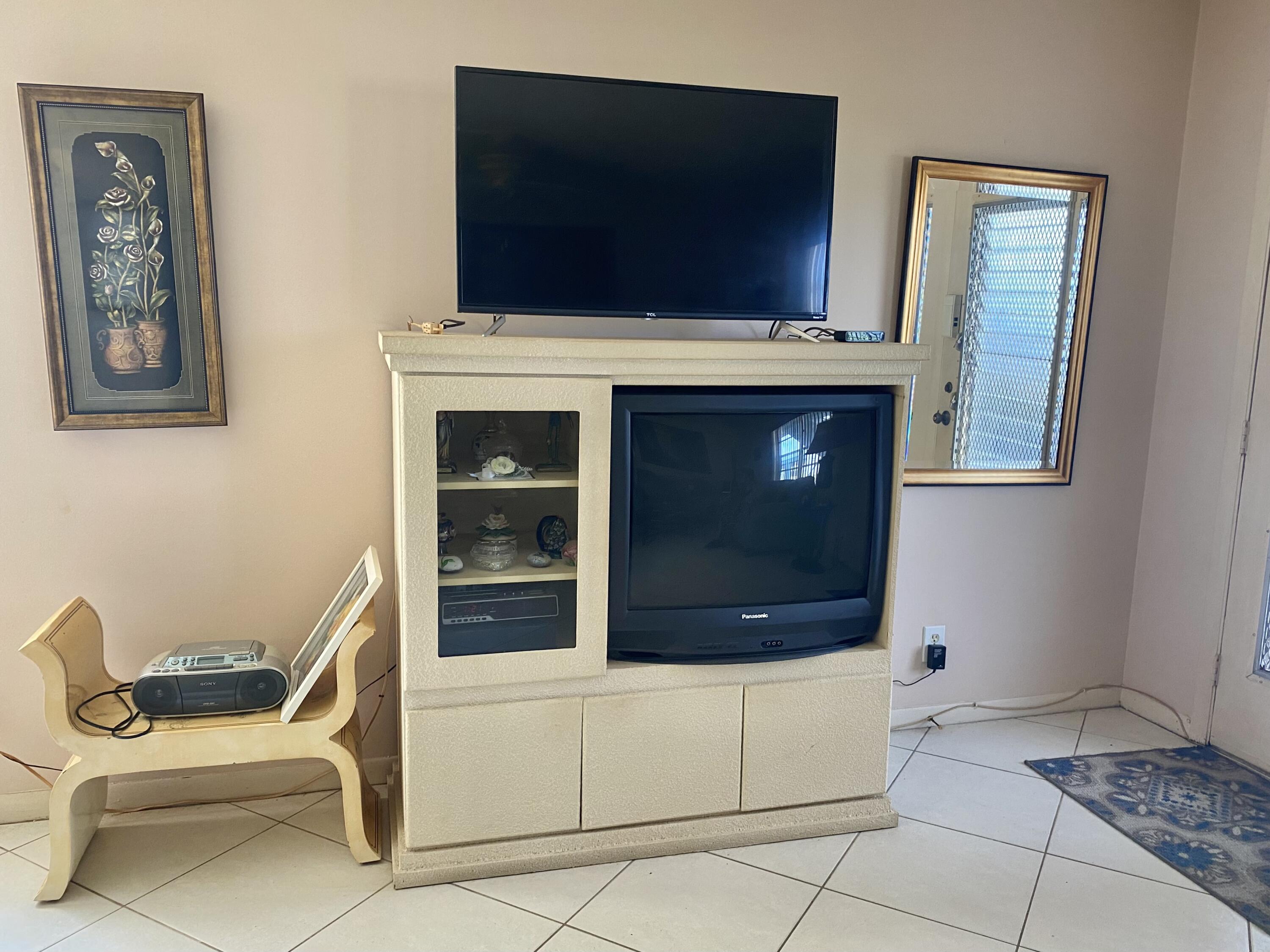 119 Flanders C Delray Beach, FL 33484 - Photo 11 of 32 living room