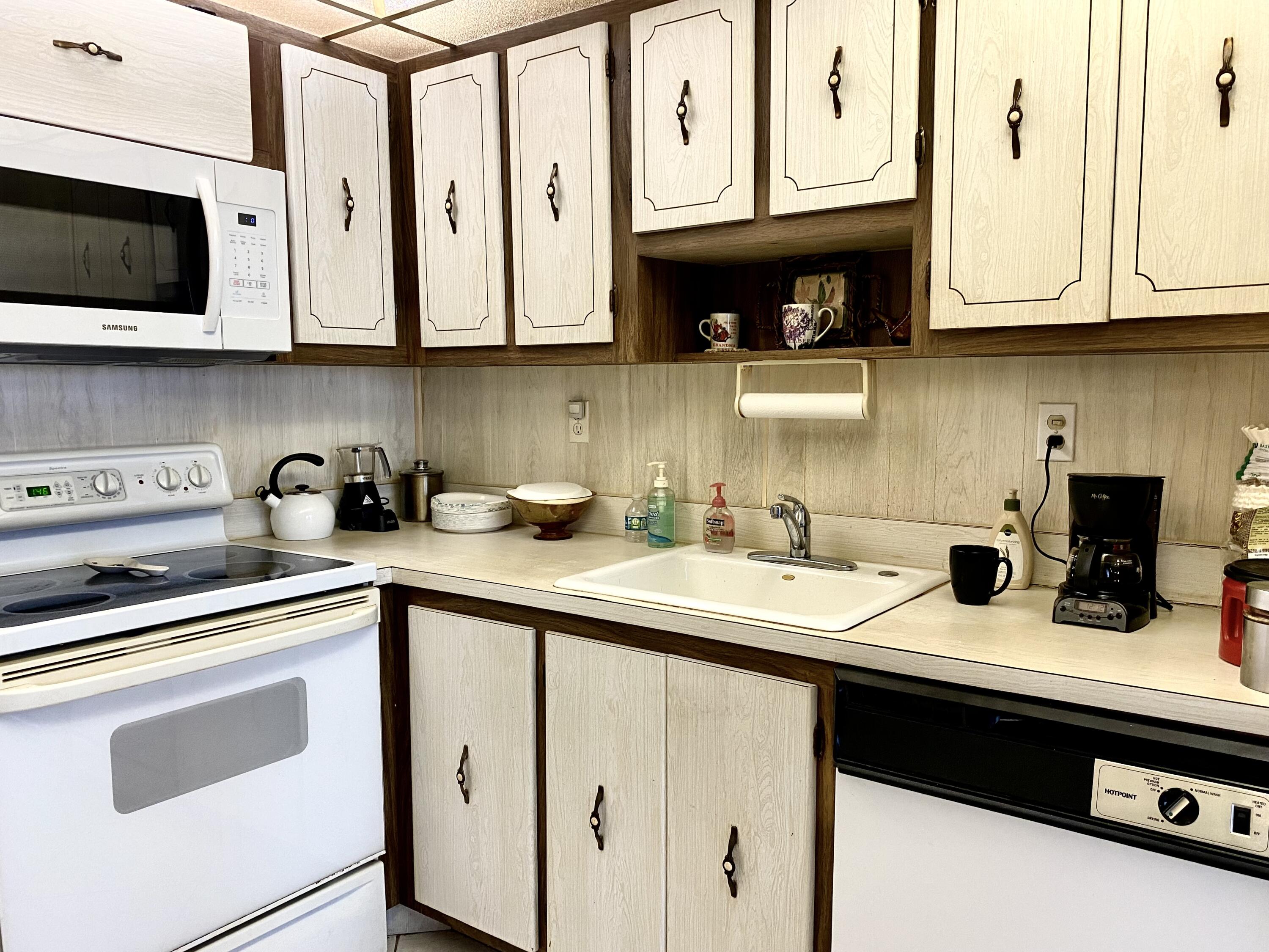 119 Flanders C Delray Beach, FL 33484 - Photo 3 of 32 kitchen