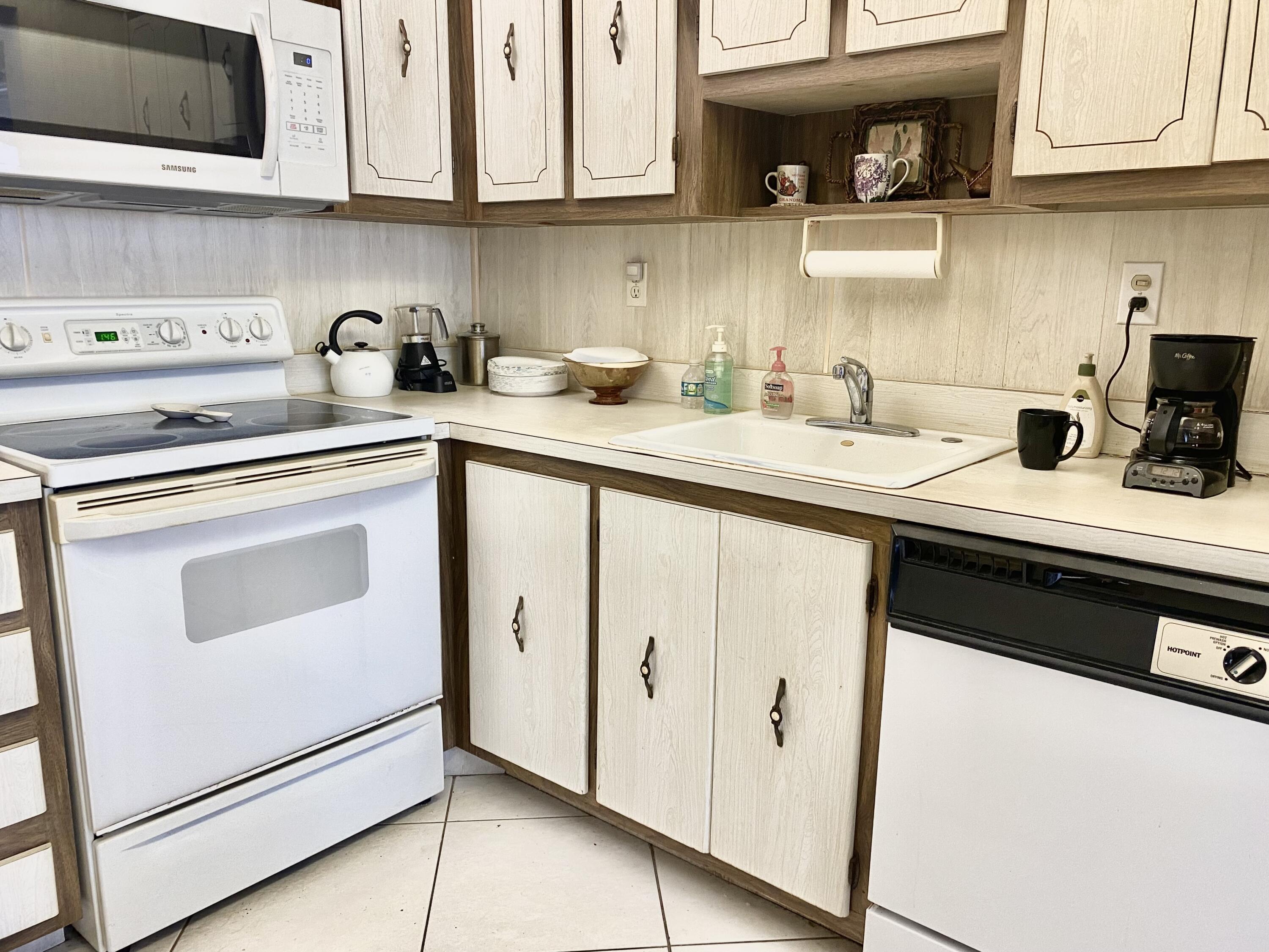 119 Flanders C Delray Beach, FL 33484 - Photo 5 of 32 kitchen