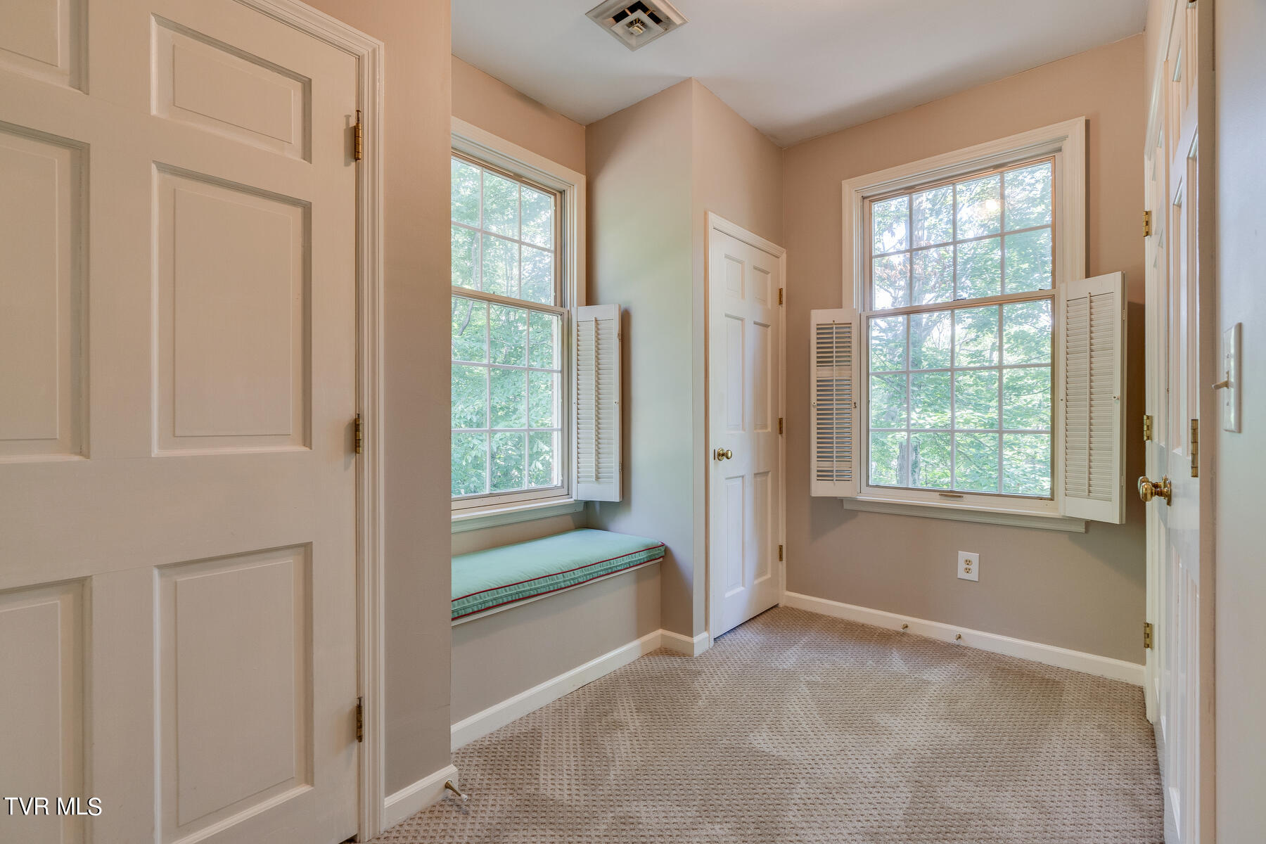 209 Old Castle Road Kingsport, TN 37660 - Photo 28 of 59 029