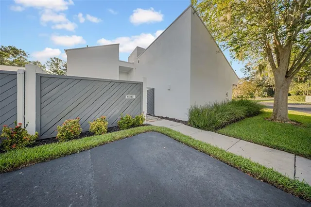 a view of a backyard