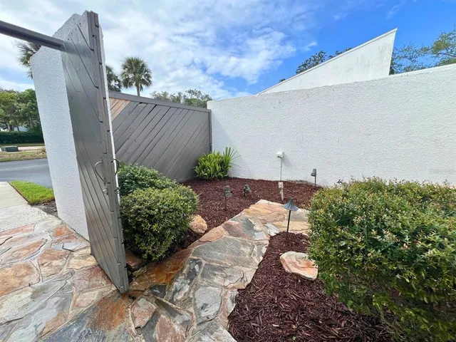 a view of a backyard