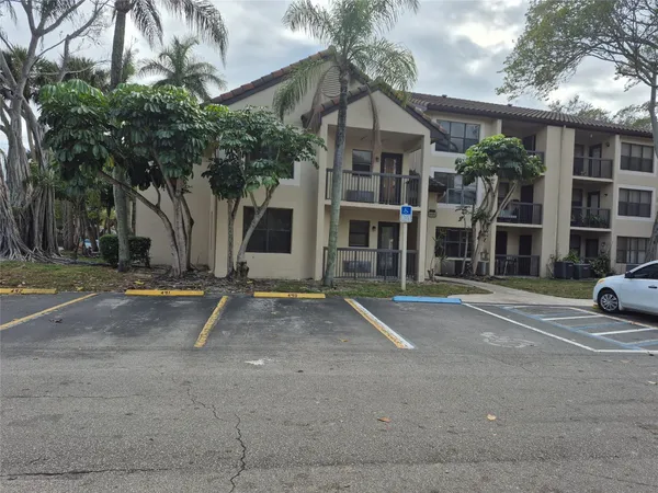 $1,395 | 4481 West McNab Road, Unit 10, Pompano Beach, FL 33069