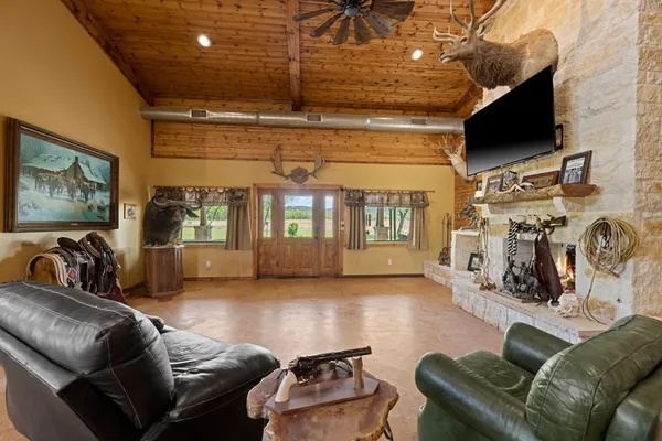 $1,145,000 | 1065 B And R Road, Utopia, TX 78884