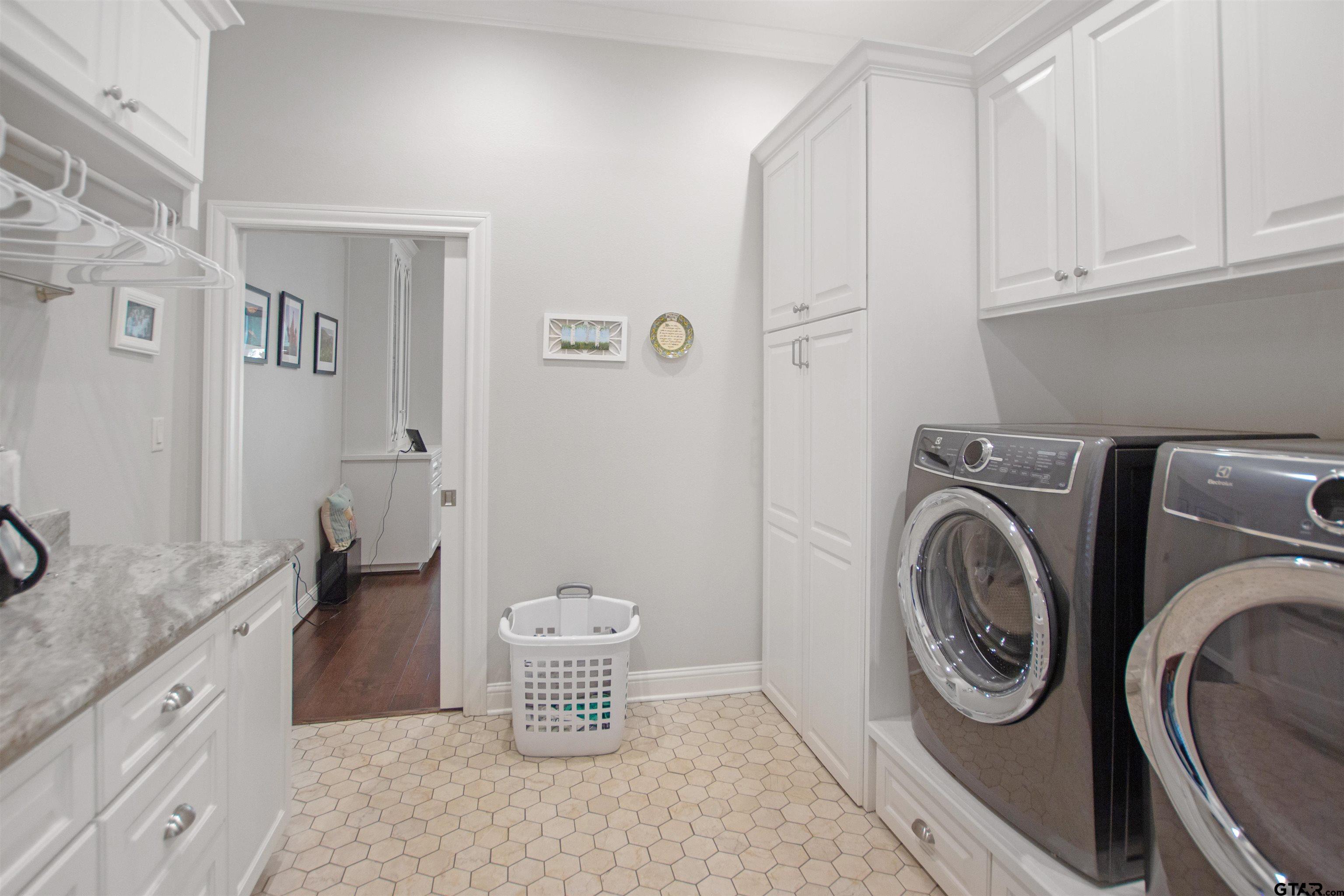 15722 Timberhill Drive Flint, TX 75762 - Photo 18 of 48 a spacious bathroom with a granite countertop toilet a sink and a mirror