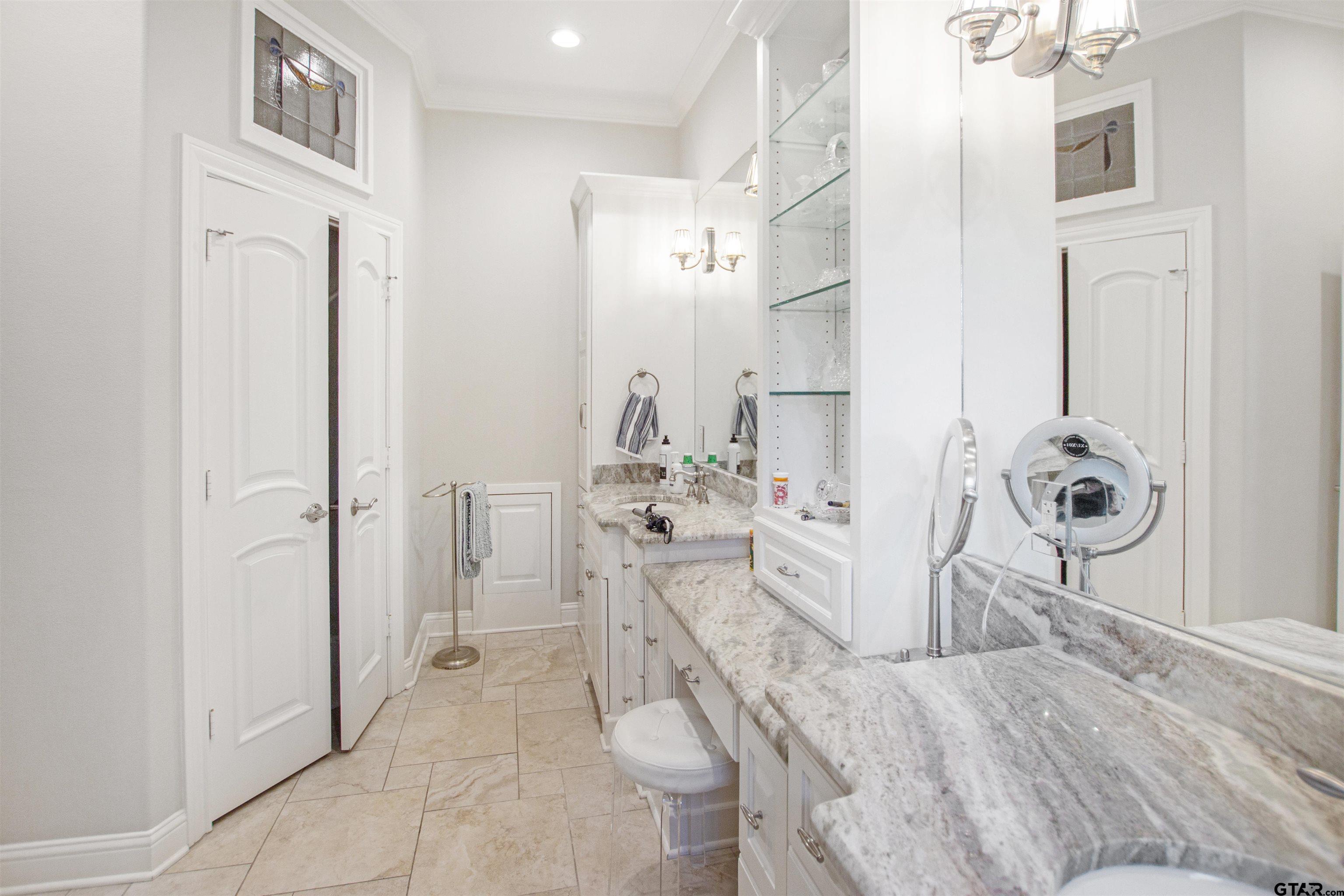 15722 Timberhill Drive Flint, TX 75762 - Photo 22 of 48 a spacious bathroom with a bathtub sink and toilet