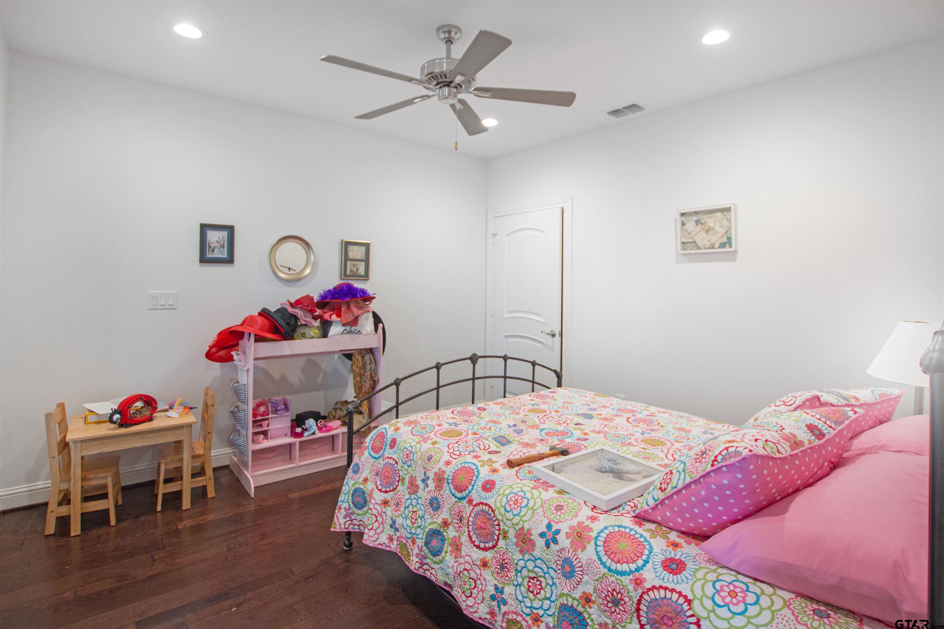 15722 Timberhill Drive Flint, TX 75762 - Photo 24 of 48 a bedroom that has a bed and a table in it