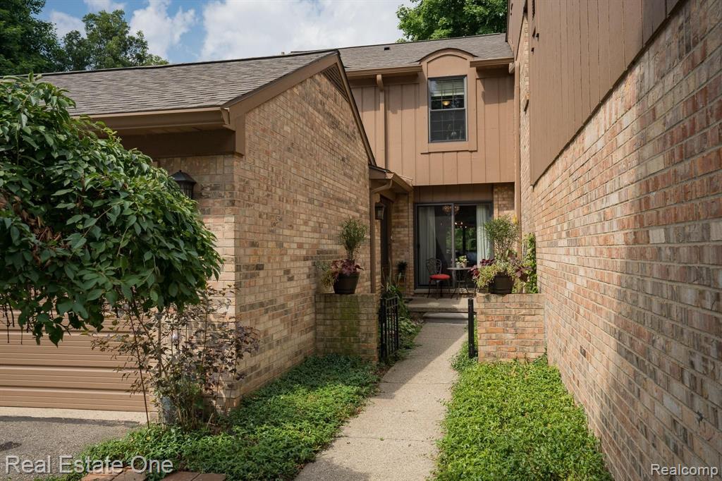 1918 Burning Bush Court Rochester Hills, MI 48309 - Photo 1 of 32