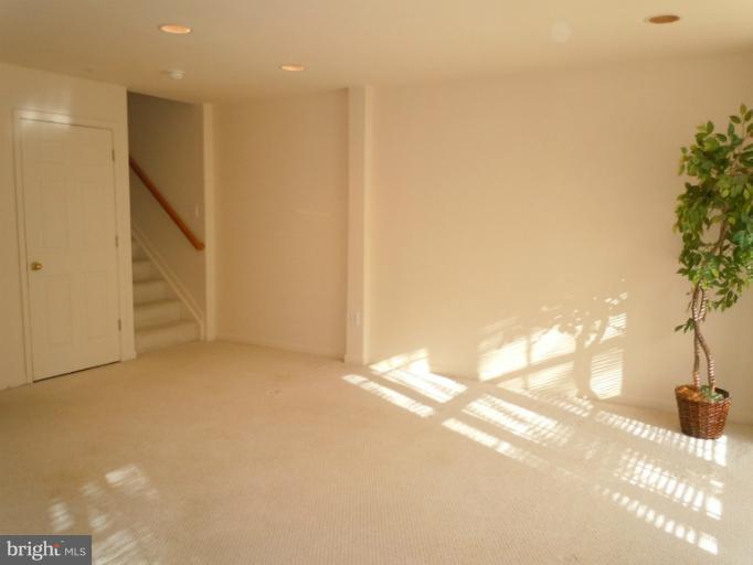 4142 Maple Path Circle, Unit 45 Nottingham, MD 21236 - Photo 10 of 25 Living Room