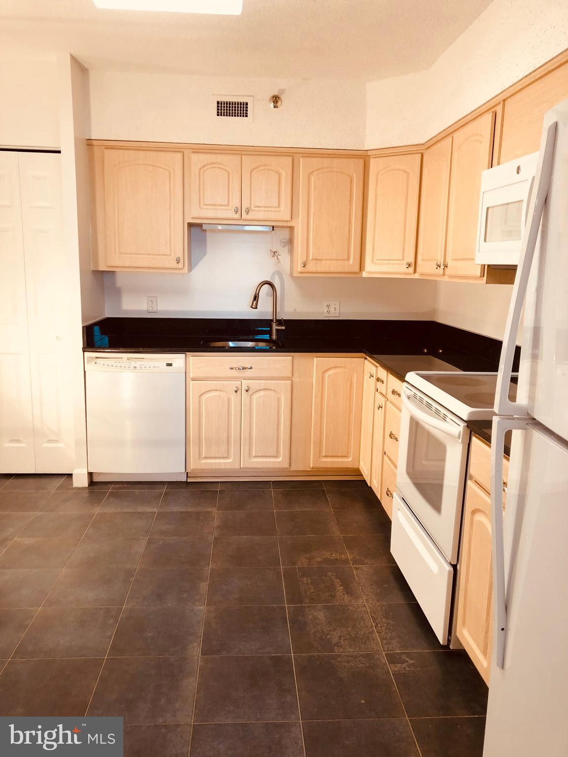 5501 Seminary Road, Unit 812S Falls Church, VA 22041 - Photo 4 of 30 Kitchen