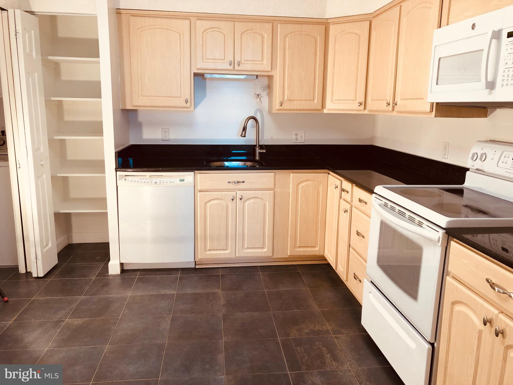 5501 Seminary Road, Unit 812S Falls Church, VA 22041 - Photo 5 of 30 Kitchen