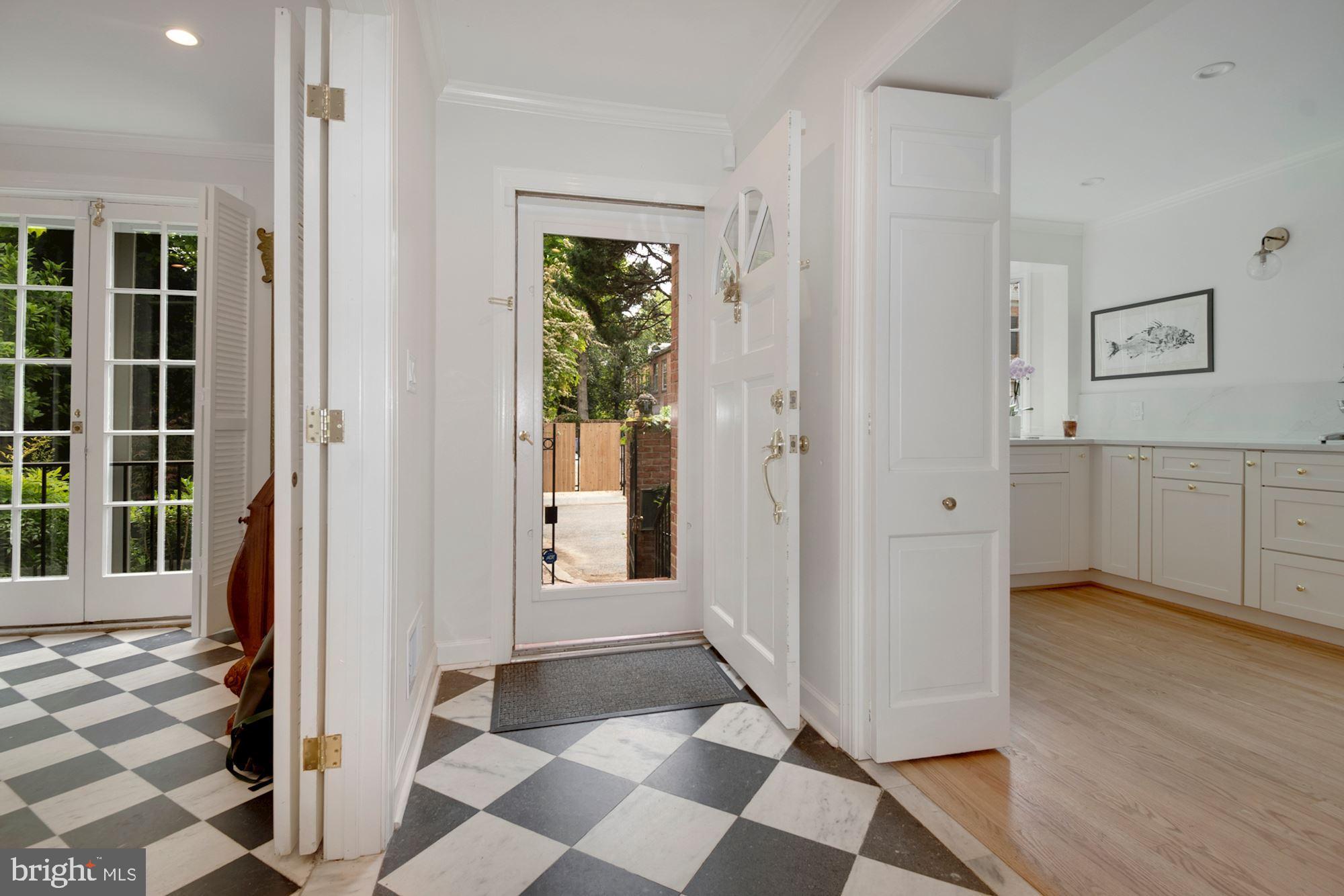3033 West Ln Keys Northwest Washington, DC 20007 - Photo 4 of 32 Foyer