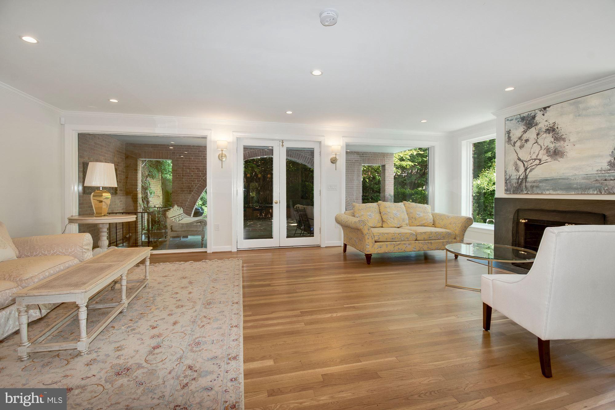 3033 West Ln Keys Northwest Washington, DC 20007 - Photo 10 of 32 Living Room