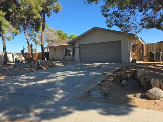 a view of a house with backyard