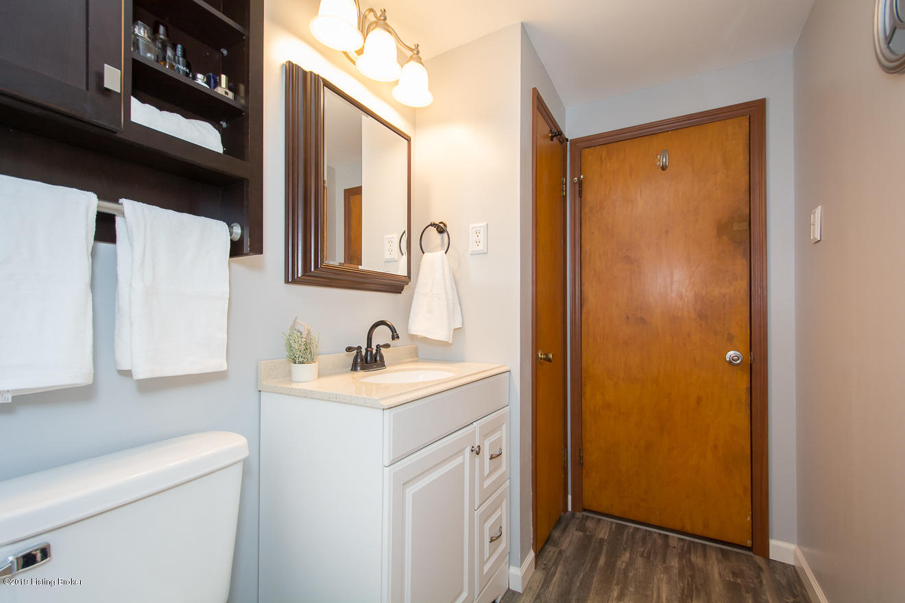 3007 Gudgel Road Louisville, KY 40211 - Photo 23 of 36 Full Bathroom