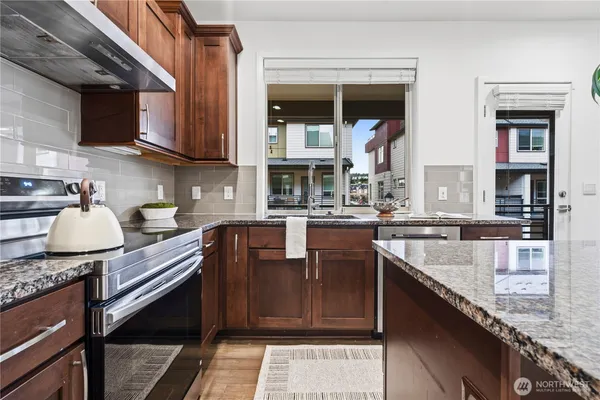 $1,185,000 | 924 7th Avenue Northeast, Issaquah, WA 98029
