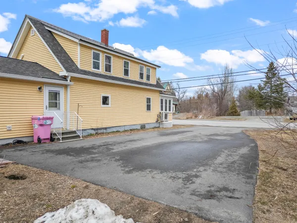 $279,900 | 226 Somerset Avenue, Pittsfield, ME 04967