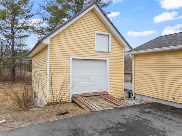 $279,900 | 226 Somerset Avenue, Pittsfield, ME 04967