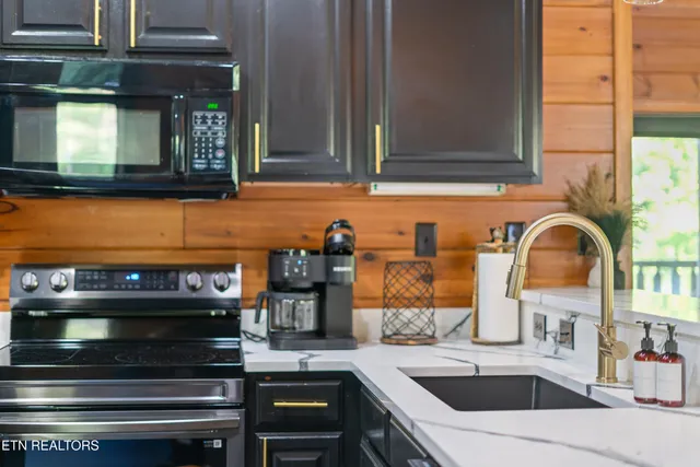 $1,370,000 | 810 Great Smoky Way, Gatlinburg, TN 37738