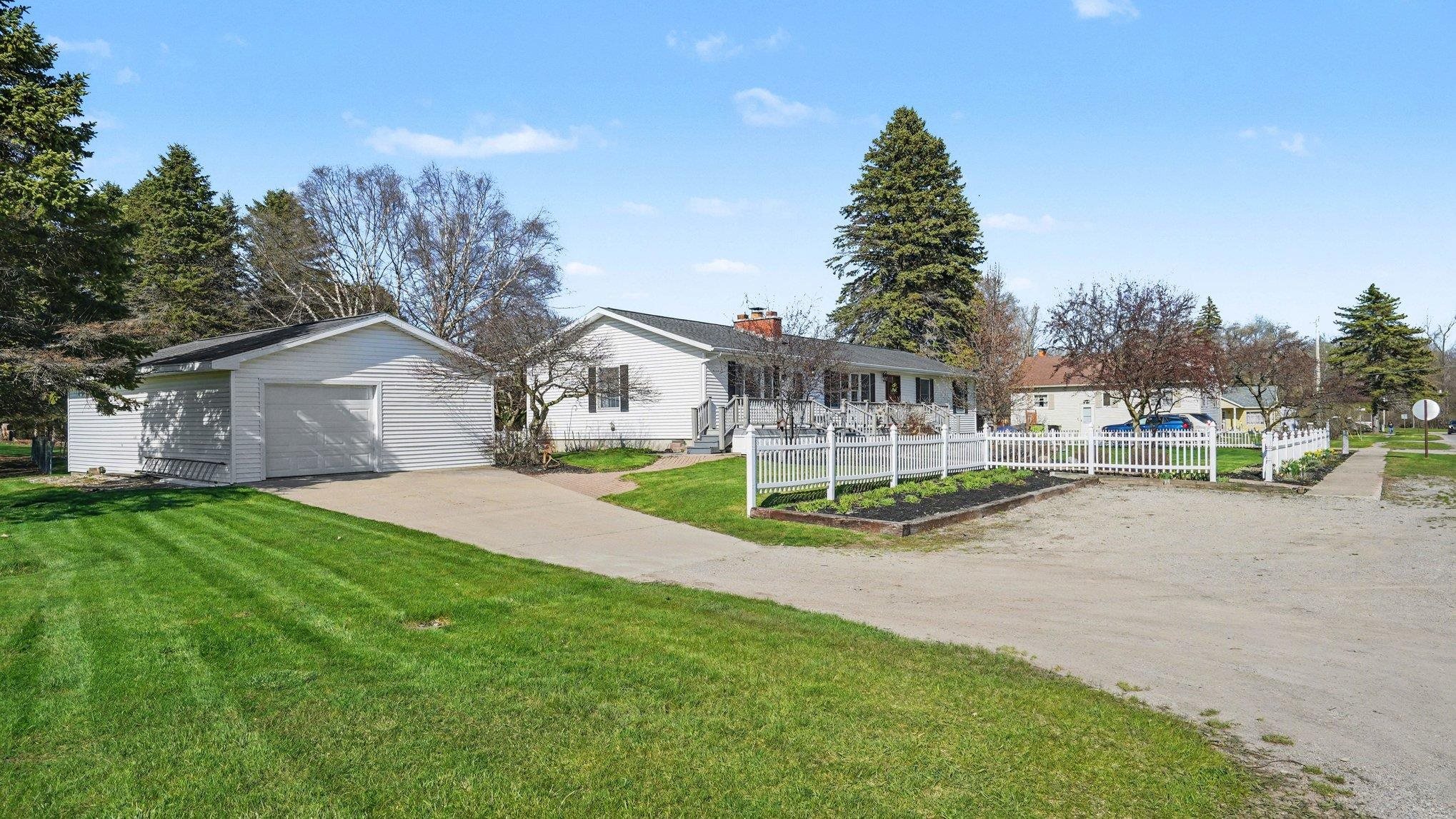 107 North Street Pinconning, MI 48650 - Photo 2 of 42