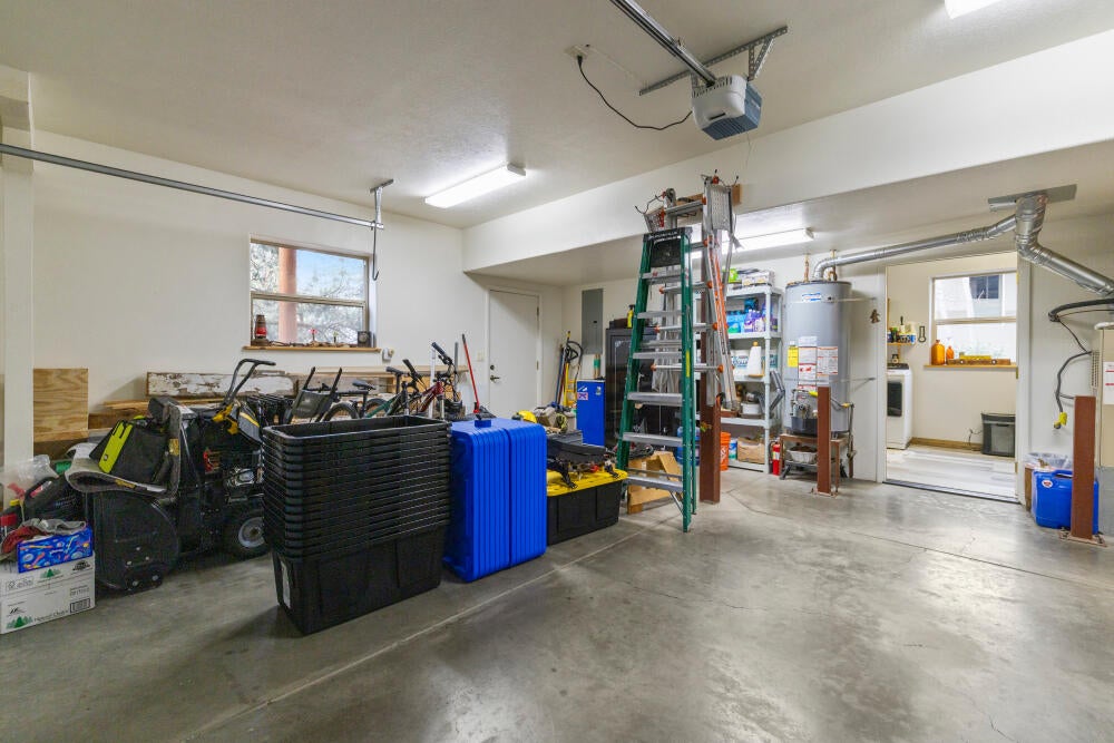 11020 Kestrel Road Klamath Falls, OR 97601 - Photo 42 of 47 Double Garage