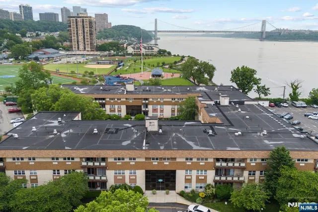 $3,200 | 1111 River Road, Unit F26, Edgewater, NJ 07020