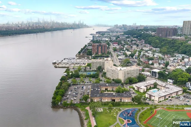 $3,200 | 1111 River Road, Unit F26, Edgewater, NJ 07020