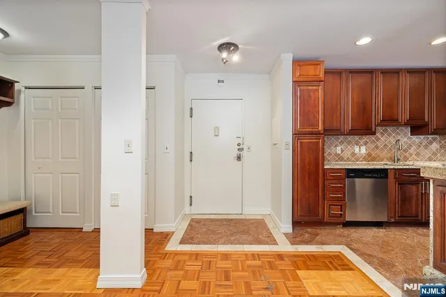 $3,200 | 1111 River Road, Unit F26, Edgewater, NJ 07020