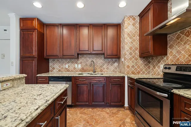 $3,200 | 1111 River Road, Unit F26, Edgewater, NJ 07020