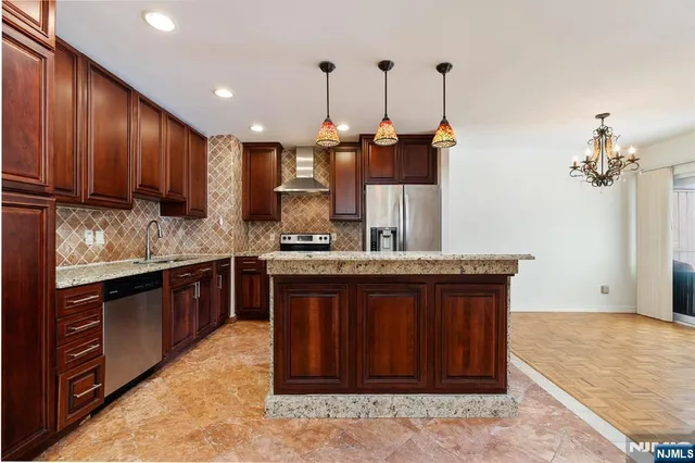 $3,200 | 1111 River Road, Unit F26, Edgewater, NJ 07020