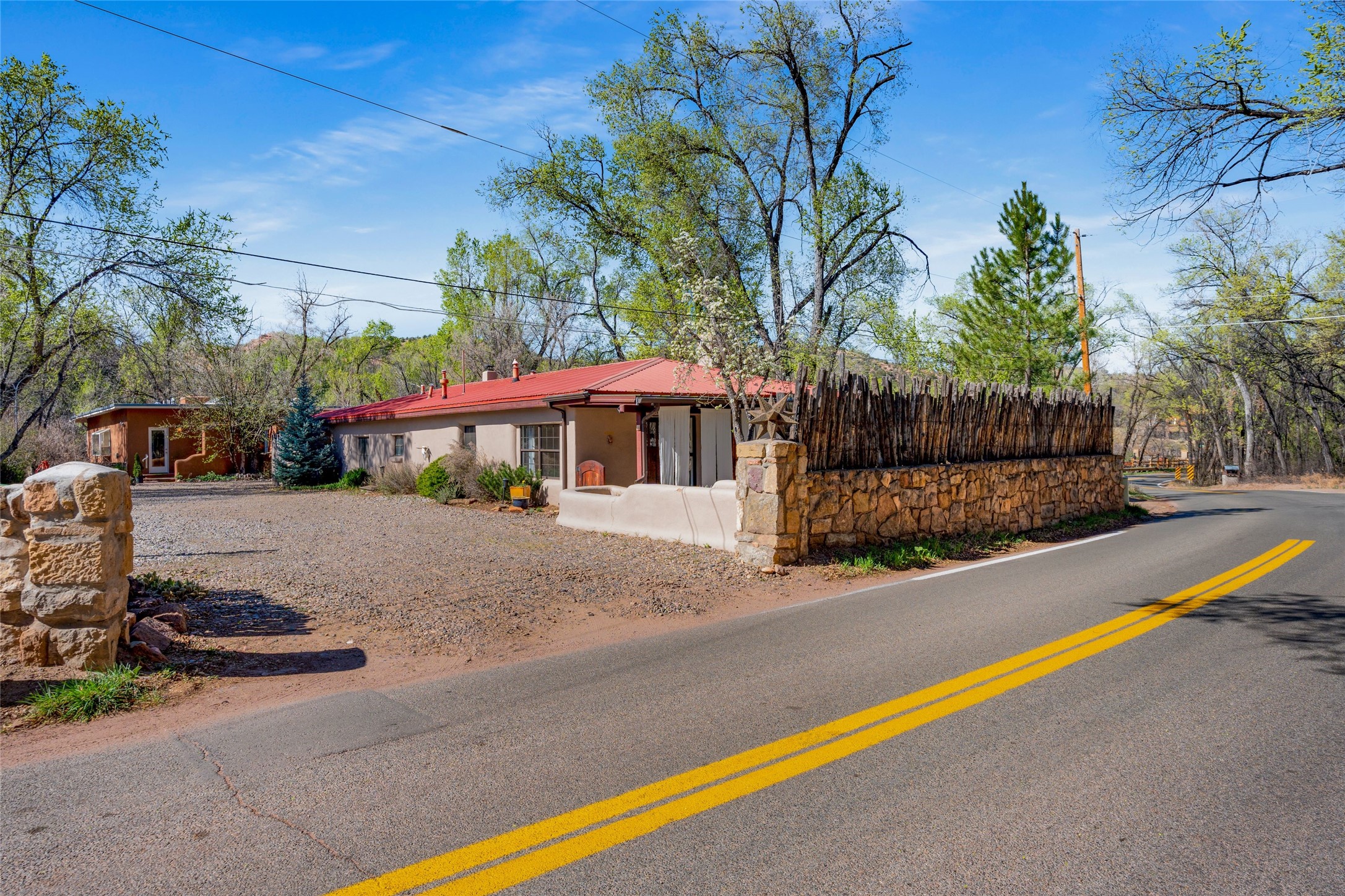 1402 Bishops Lodge Road, Unit A Santa Fe, NM 87506 - Photo 39 of 40 Driveway View